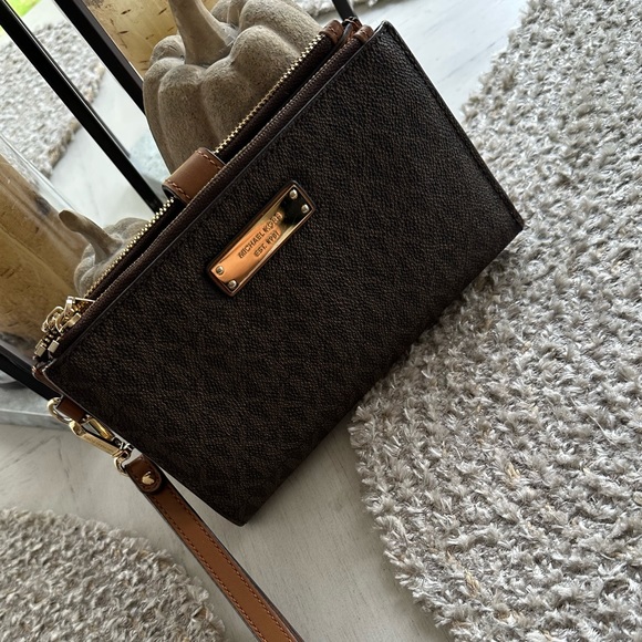 Michael Kors wristlet - Picture 1 of 8